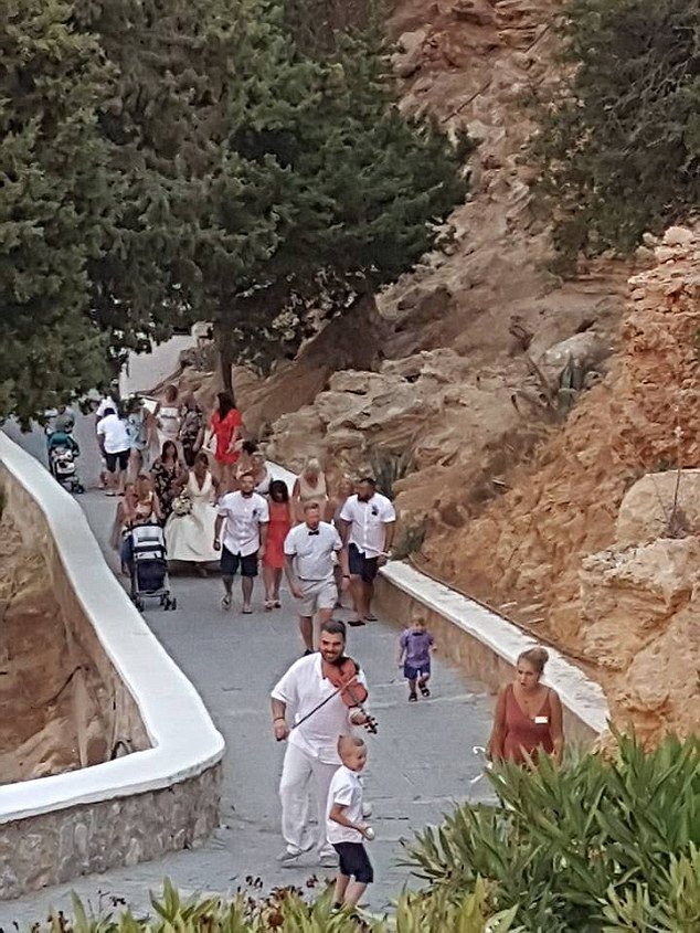 Νέες προκλητικές φωτογραφίες από το «άτακτο ζευγάρι» της Ρόδου -Γυμνός μπροστά σε ΑΤΜ ο γαμπρός [εικόνες] | iefimerida.gr 10