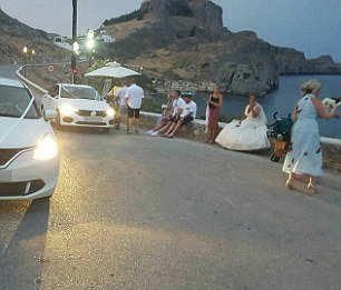 Νέες προκλητικές φωτογραφίες από το «άτακτο ζευγάρι» της Ρόδου -Γυμνός μπροστά σε ΑΤΜ ο γαμπρός [εικόνες] | iefimerida.gr 11