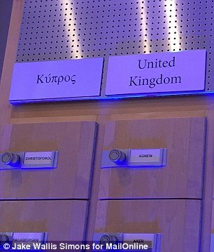 Βullying στους Βρετανούς ευρωβουλευτές από συναδέλφους τους και υπαλλήλους της ΕΕ -Μετά τo Brexit [εικόνες] | iefimerida.gr 1