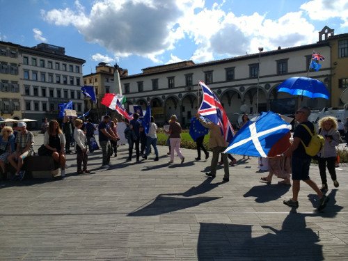 Βρετανοί που ζουν στην Ιταλία έκαναν διαδήλωση κατά του Brexit [εικόνα] | iefimerida.gr 0