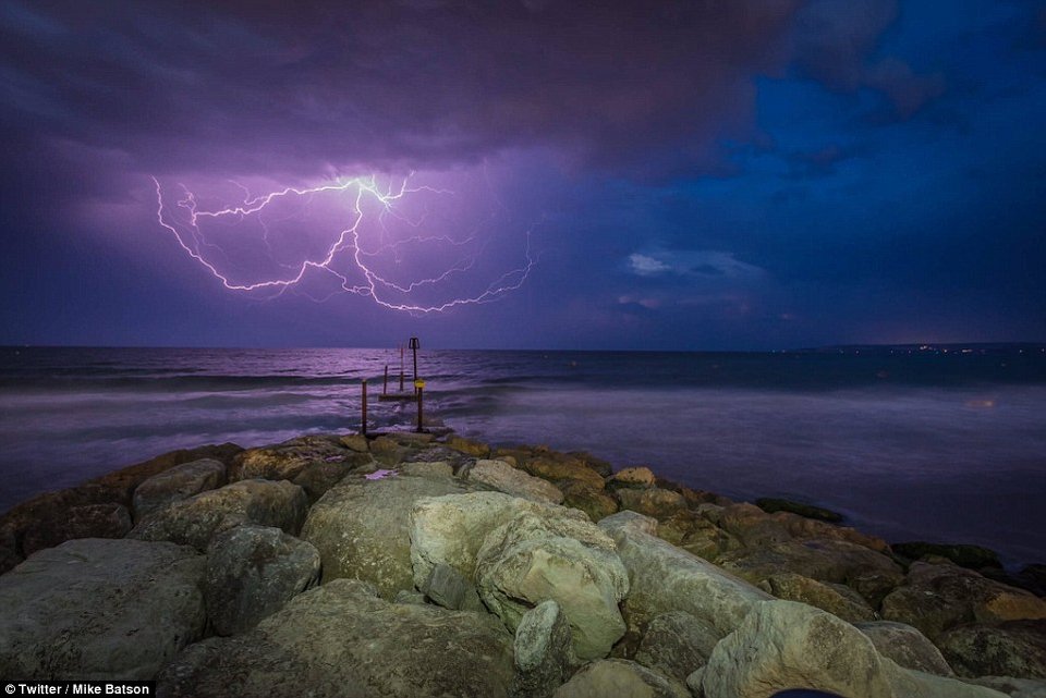 Κινηματογραφική διάσωση ηλικιωμένων από το σπίτι τους στην Κορνουάλη [εικόνες] | iefimerida.gr 0
