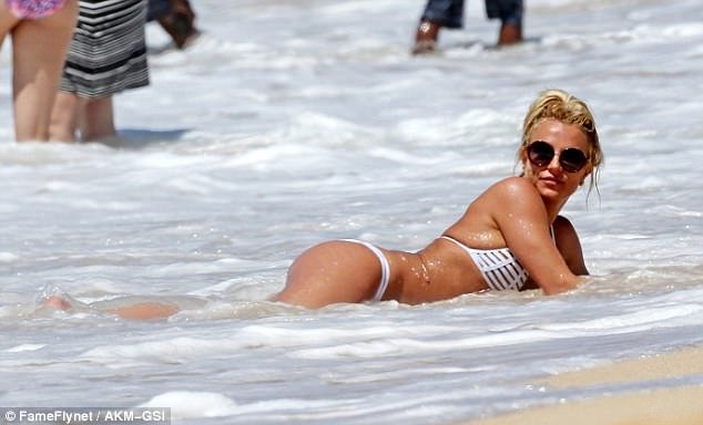 Η Μπρίτνεϊ Σπίαρς με διχτυωτό μαγιό στη Χαβάη- Πιο σέξι και γυμνασμένη από ποτέ [εικόνες] | iefimerida.gr 2