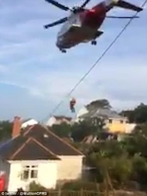 Κινηματογραφική διάσωση ηλικιωμένων από το σπίτι τους στην Κορνουάλη [εικόνες] | iefimerida.gr 4