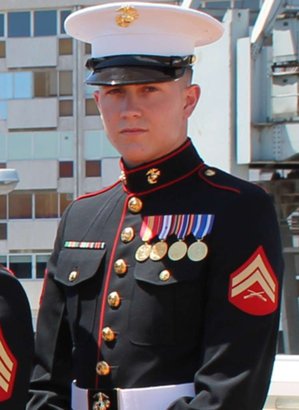 Μηνύουν τις ελληνικές Αρχές οι γονείς του Αμερικανού πεζοναύτη που αυτοκτόνησε στην πρεσβεία των ΗΠΑ στην Αθήνα [εικόνες] | iefimerida.gr 0