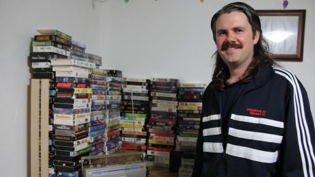 Οικογένεια στον Καναδά ζει με την τεχνολογία του 1986 -Εχουν τα τραγικά, παλιομοδίτικα χτενίσματα [εικόνες&βίντεο] 	 | iefimerida.gr 1