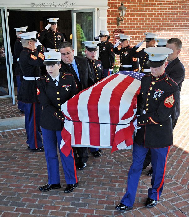 Μηνύουν τις ελληνικές Αρχές οι γονείς του Αμερικανού πεζοναύτη που αυτοκτόνησε στην πρεσβεία των ΗΠΑ στην Αθήνα [εικόνες] | iefimerida.gr 2