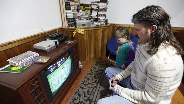 Οικογένεια στον Καναδά ζει με την τεχνολογία του 1986 -Εχουν τα τραγικά, παλιομοδίτικα χτενίσματα [εικόνες&βίντεο] 	 | iefimerida.gr 3