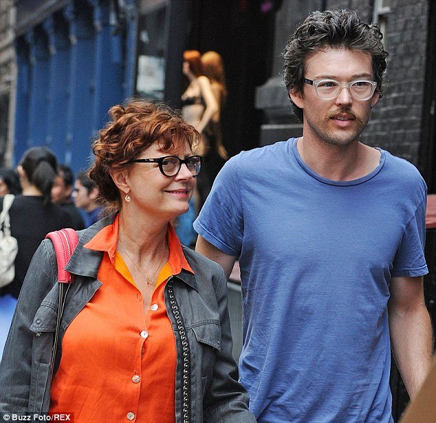 Ο νεαρός πρώην της Σάραντον στην αγκαλιά της 64χρονης εγγονής του Πικάσο! [εικόνες] | iefimerida.gr 1