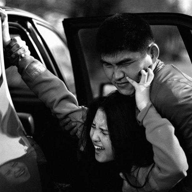 Υποψήφιοι γαμπροί απαγάγουν γυναίκες και τις αναγκάζουν να τους παντρευτούν με το ζόρι [εικόνες&βίντεο]  | iefimerida.gr 2