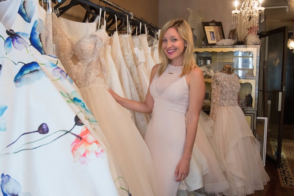 Αφησε τη δουλειά της και έγινε επαγγελματίας παράνυφος [εικόνες] | iefimerida.gr 0