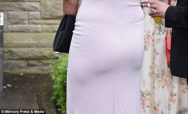 Μήνυσαν τον φωτογράφο του γάμου τους -Φωτογράφιζε μόνο τα οπίσθια των παρανύμφων [εικόνες] | iefimerida.gr 0