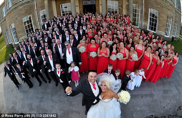 Ο γάμος των ρεκόρ: Παντρεύτηκαν με 130 παράνυφους και 103 συνοδούς γαμπρού [εικόνες] | iefimerida.gr 0