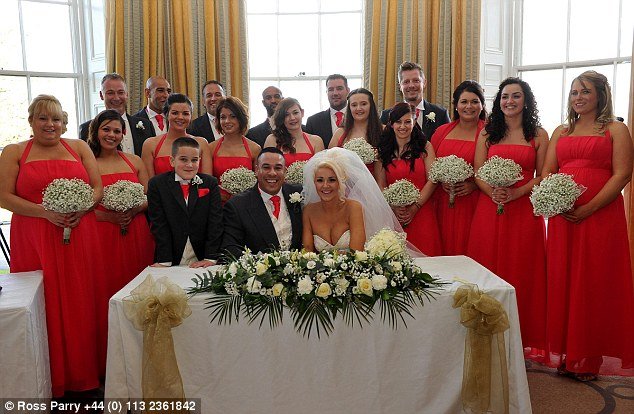 Ο γάμος των ρεκόρ: Παντρεύτηκαν με 130 παράνυφους και 103 συνοδούς γαμπρού [εικόνες] | iefimerida.gr 2