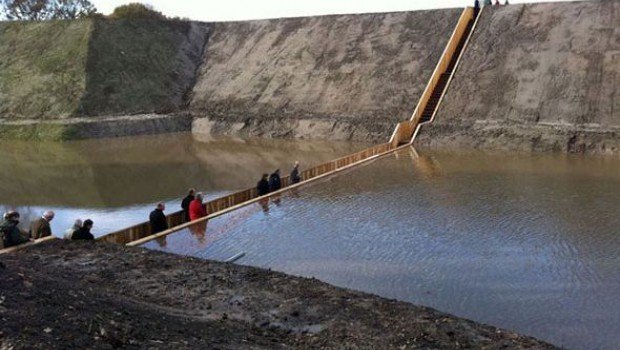 Ολλανδοί έφτιαξαν την πρώτη γέφυρα που βρίσκεται στο ίδιο επίπεδο με τη γη [εικόνες] | iefimerida.gr 0