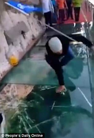 Του έκαναν πλάκα πως σπάει η γυάλινη γέφυρα σε ύψος 1.150 μ. και ο ξεναγός πήγε να πάθει καρδιακό [βίντεο] | iefimerida.gr 0