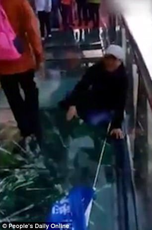 Του έκαναν πλάκα πως σπάει η γυάλινη γέφυρα σε ύψος 1.150 μ. και ο ξεναγός πήγε να πάθει καρδιακό [βίντεο] | iefimerida.gr 1