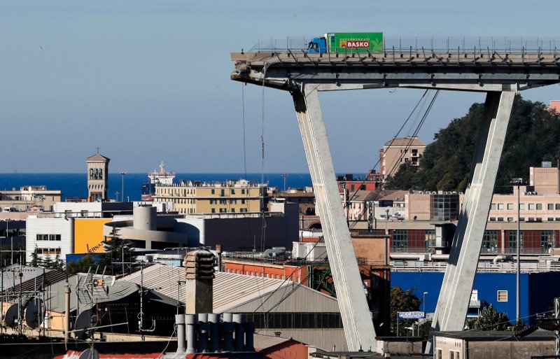 41 άτομα είναι ο μέχρι τώρα απολογισμός των νεκρών από την κατάρρευση της γέφυρας