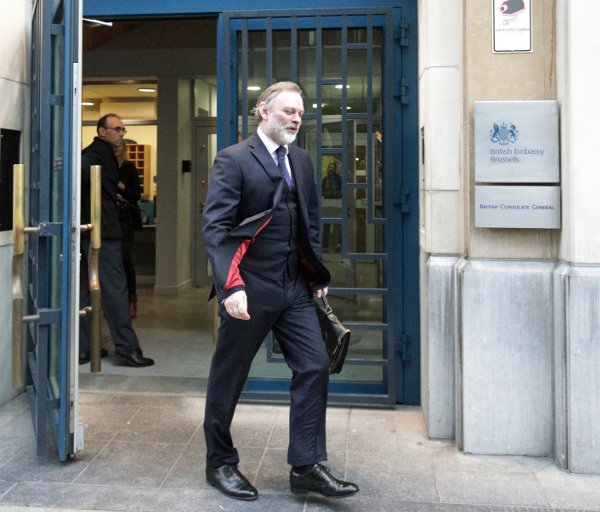 Μέσα σ’ αυτόν τον χαρτοφύλακα είναι το Brexit [εικόνες] | iefimerida.gr 4