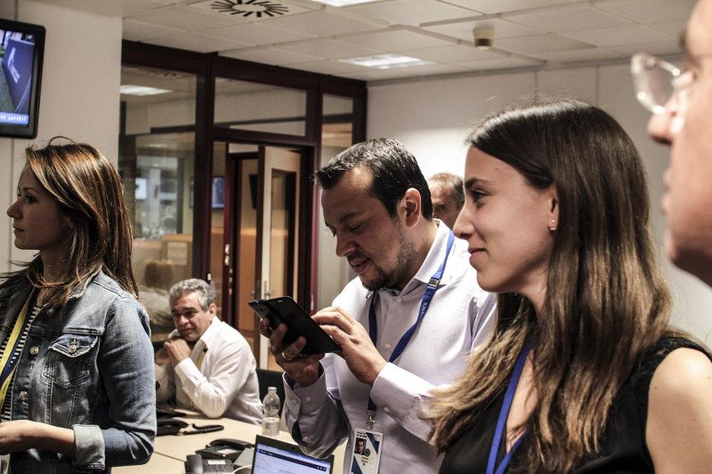 Το ξενύχτι Σακελλαρίδη, Παππά και δημοσιογράφων στις Βρυξέλλες [εικόνες] | iefimerida.gr 0