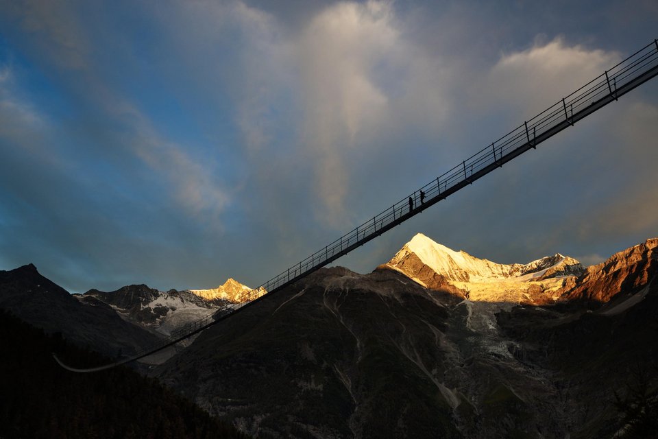 Περίπατος σε εναέρια λεπτή μεταλλική γέφυρα στις Ελβετικές Αλπεις -Από κάτω χάος [εικόνες]  | iefimerida.gr 3