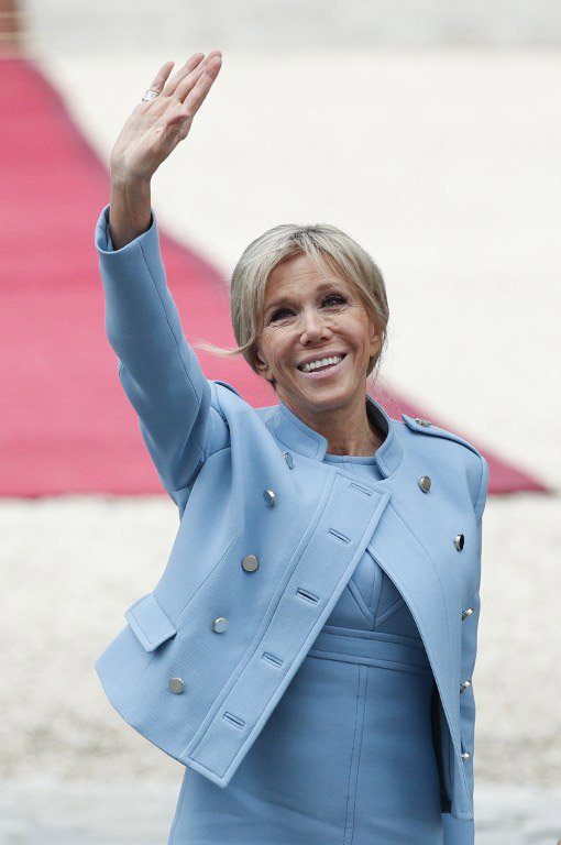 Ντυμένη όλη στα Louis Vuitton η Μπριζίτ Μακρόν για την ορκωμοσία του συζύγου της -Τι κόπιαρε από τη Μελάνια Τραμπ [εικόνες] | iefimerida.gr 11