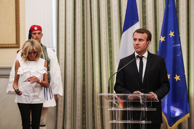 Η Μπριζίτ Μακρόν έφερε τα Louis Vuitton της στην Ελλάδα -Χαμογελαστή και σικάτη στο Προεδρικό Μέγαρο [εικόνες] | iefimerida.gr 9