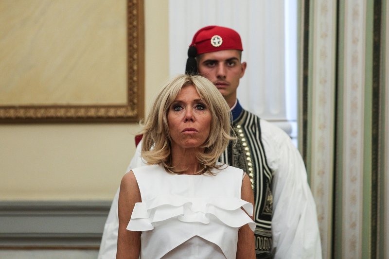 Η Μπριζίτ Μακρόν έφερε τα Louis Vuitton της στην Ελλάδα -Χαμογελαστή και σικάτη στο Προεδρικό Μέγαρο [εικόνες] | iefimerida.gr 10