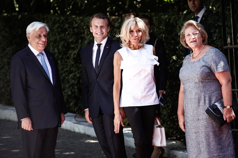 Η Μπριζίτ Μακρόν έφερε τα Louis Vuitton της στην Ελλάδα -Χαμογελαστή και σικάτη στο Προεδρικό Μέγαρο [εικόνες] | iefimerida.gr 1
