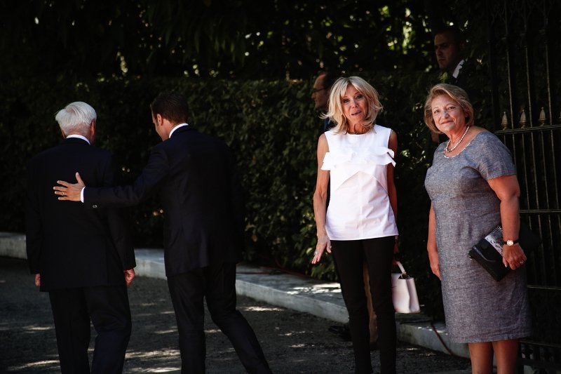 Η Μπριζίτ Μακρόν έφερε τα Louis Vuitton της στην Ελλάδα -Χαμογελαστή και σικάτη στο Προεδρικό Μέγαρο [εικόνες] | iefimerida.gr 2