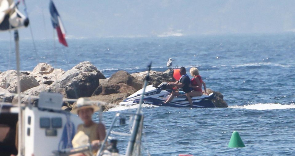 Η Μπριζίτ Μακρόν παρέα με τον σωματοφύλακά της κάνει βόλτες με τζετ σκι στην Κυανή Ακτή [εικόνα] | iefimerida.gr 0