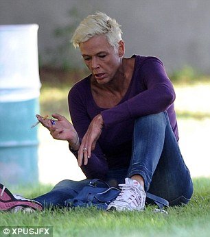 Γνωστή σεξοβόμβα βρέθηκε λιπόθυμη σε πάρκο του Λος Άντζελες [εικόνες] | iefimerida.gr 4