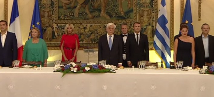 Το απρόοπτο στο δείπνο: Ο Προκόπης Παυλόπουλος άλλαξε θέσεις στο ζεύγος Μακρόν [εικόνες] | iefimerida.gr 0