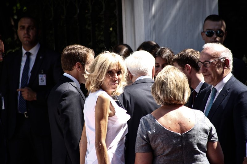 Η Μπριζίτ Μακρόν έφερε τα Louis Vuitton της στην Ελλάδα -Χαμογελαστή και σικάτη στο Προεδρικό Μέγαρο [εικόνες] | iefimerida.gr 6