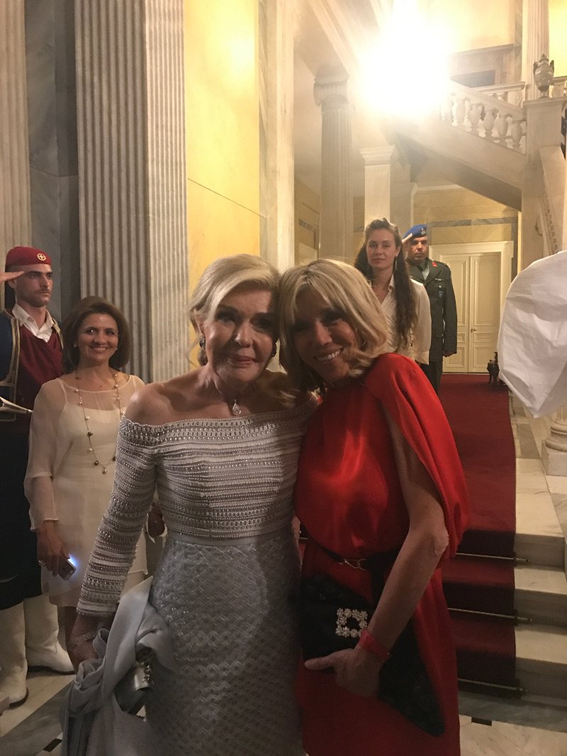 Με κάπα αλά Μπριζίτ η Μαριάννα Βαρδινογιάννη στο Προεδρικό -Τι φόρεσαν οι κυρίες για να συναντήσουν τον Μακρόν | iefimerida.gr 3