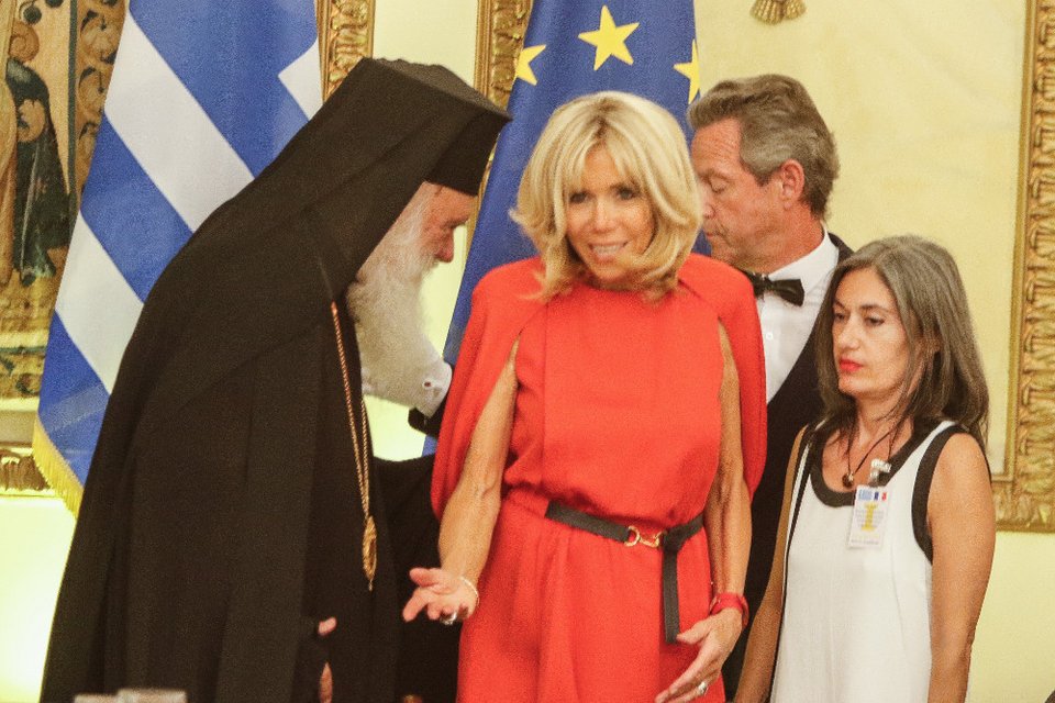 Ξανά με LV η Μπριζίτ: Με κατακόκκινο midi φόρεμα στο δείπνο -Απλές και εντυπωσιακές Περιστέρα, Μαρέβα [εικόνες] | iefimerida.gr 7