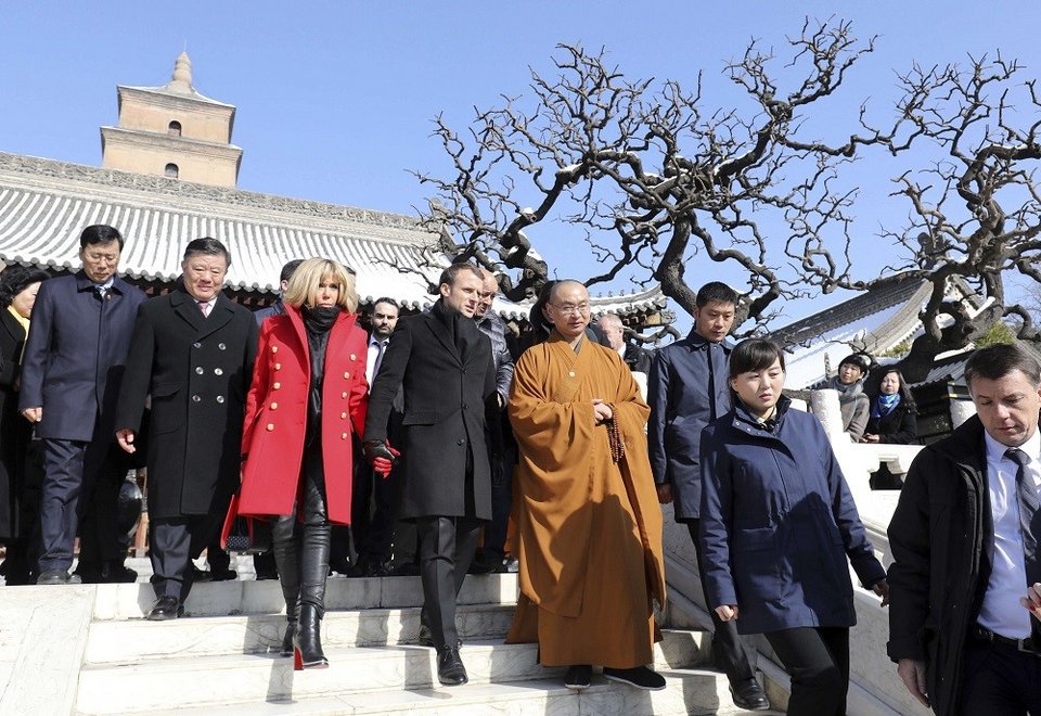 Το κατακόκκινο παλτό της Μπριζίτ Μακρόν στην Κίνα -Γιατί τη λατρεύουν οι Κινέζοι [εικόνες] | iefimerida.gr 3