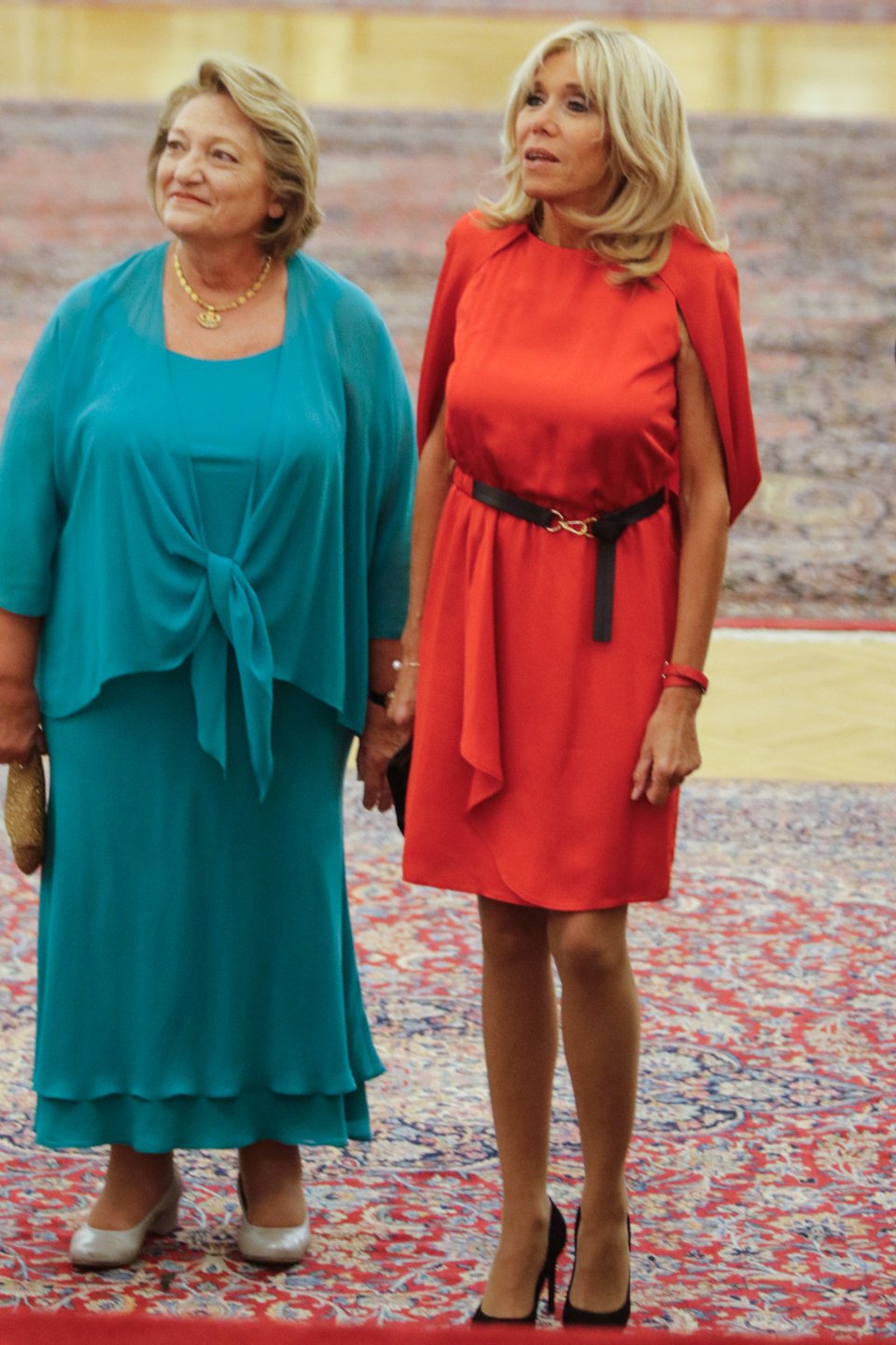 Ξανά με LV η Μπριζίτ: Με κατακόκκινο midi φόρεμα στο δείπνο -Απλές και εντυπωσιακές Περιστέρα, Μαρέβα [εικόνες] | iefimerida.gr 9