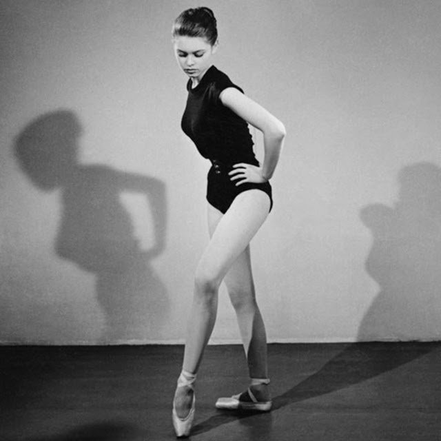 Σπάνιες φωτογραφίες της Μπριζίτ Μπαρντό -Από όταν σπούδαζε χορό, σαν κύκνος [εικόνες] | iefimerida.gr 4