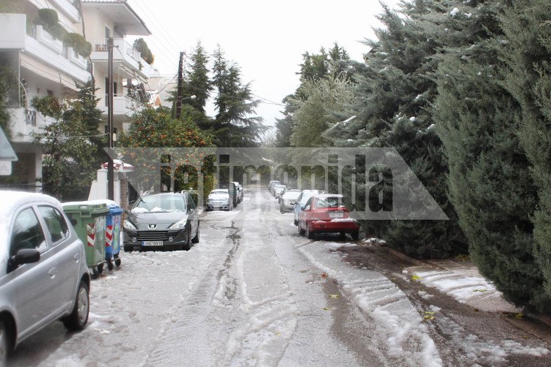 Στα Βριλήσσια ρίχνουν αλάτι στους δρόμους για να τους κρατήσουν ανοικτούς [εικόνες] | iefimerida.gr 0