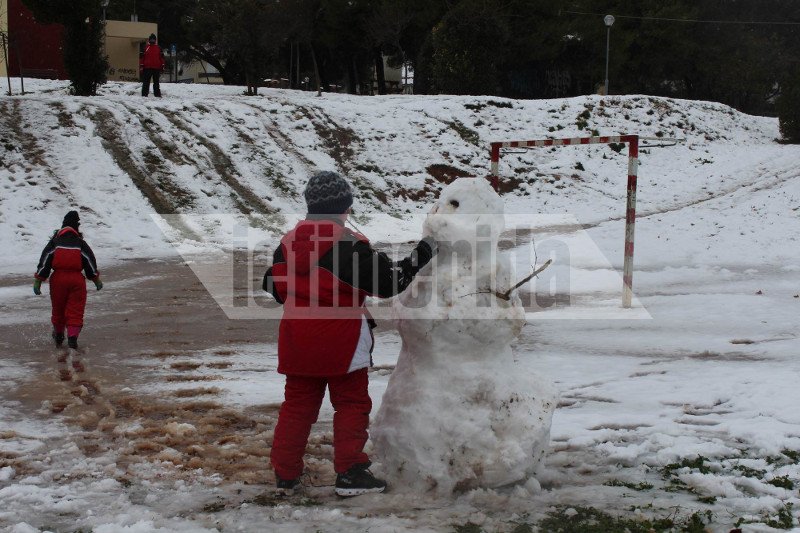 Στα Βριλήσσια ρίχνουν αλάτι στους δρόμους για να τους κρατήσουν ανοικτούς [εικόνες] | iefimerida.gr 3