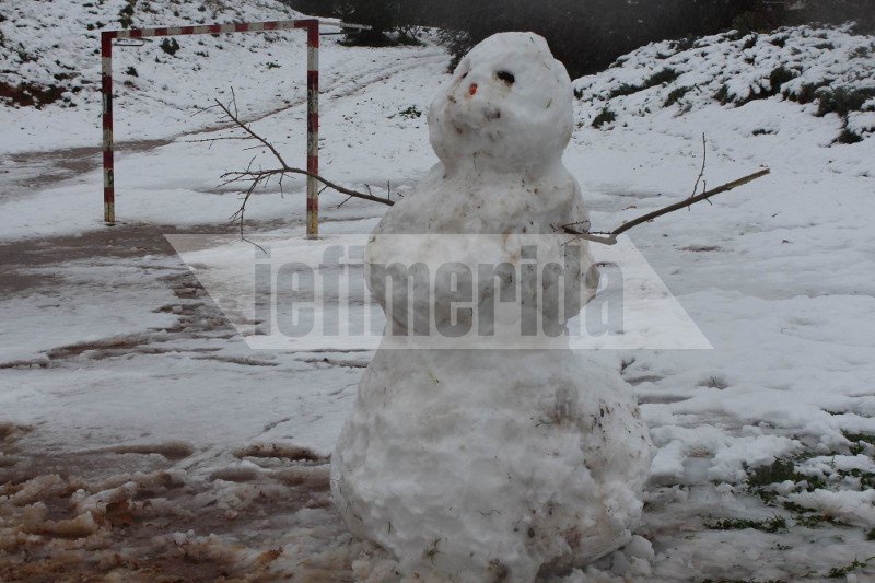 Στα Βριλήσσια ρίχνουν αλάτι στους δρόμους για να τους κρατήσουν ανοικτούς [εικόνες] | iefimerida.gr 4