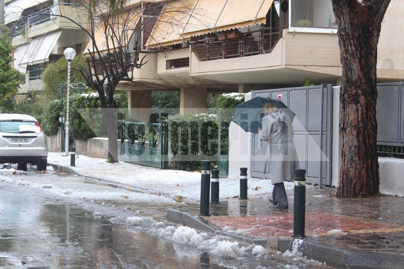 Στα Βριλήσσια ρίχνουν αλάτι στους δρόμους για να τους κρατήσουν ανοικτούς [εικόνες] | iefimerida.gr 5