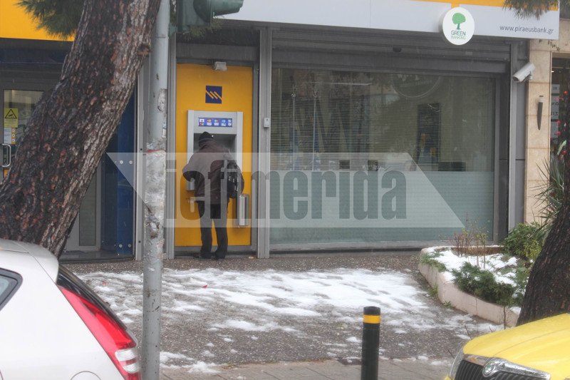 Στα Βριλήσσια ρίχνουν αλάτι στους δρόμους για να τους κρατήσουν ανοικτούς [εικόνες] | iefimerida.gr 6