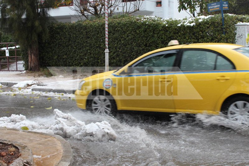 Στα Βριλήσσια ρίχνουν αλάτι στους δρόμους για να τους κρατήσουν ανοικτούς [εικόνες] | iefimerida.gr 1