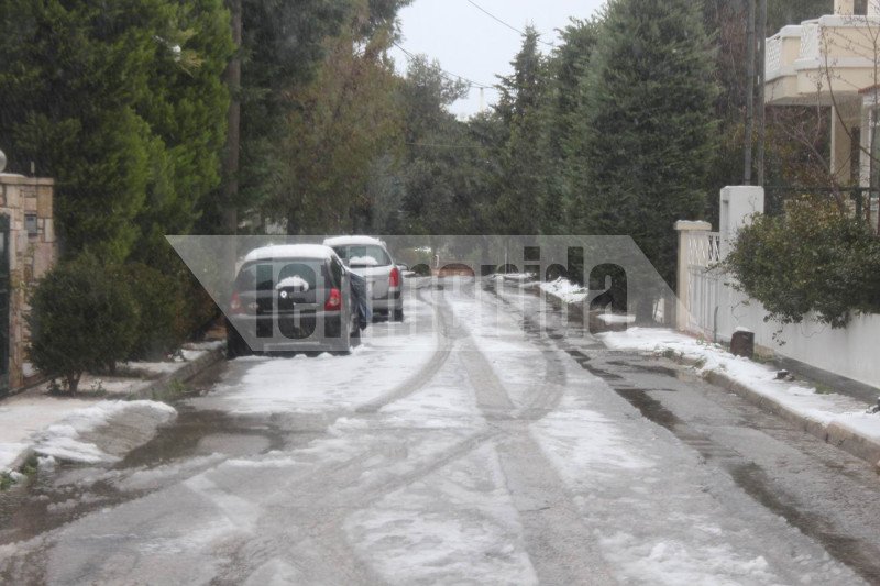 Στα Βριλήσσια ρίχνουν αλάτι στους δρόμους για να τους κρατήσουν ανοικτούς [εικόνες] | iefimerida.gr 2