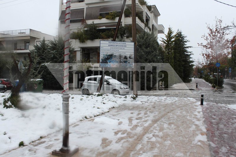 Στα Βριλήσσια ρίχνουν αλάτι στους δρόμους για να τους κρατήσουν ανοικτούς [εικόνες] | iefimerida.gr 7