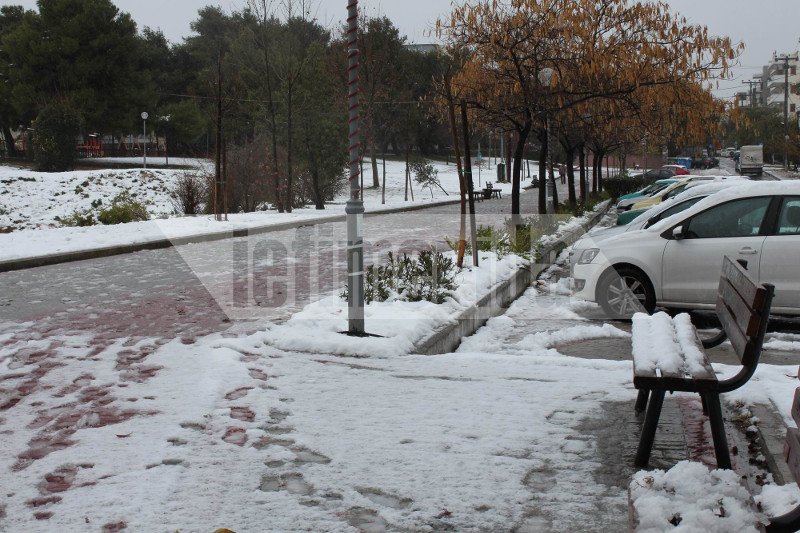 Στα Βριλήσσια ρίχνουν αλάτι στους δρόμους για να τους κρατήσουν ανοικτούς [εικόνες] | iefimerida.gr 8