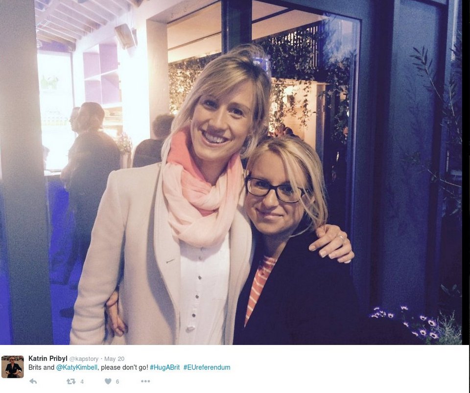 Κάνουν το κίνημα της αγκαλιάς κατά του Brexit -«Μη φύγετε, σας αγαπάμε!» [εικόνες] | iefimerida.gr 3