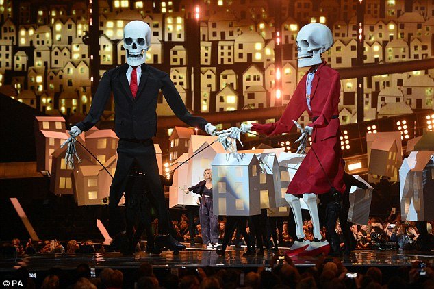 Ο Ντόναλντ Τραμπ και η Τερέζα Μέι στα Βρετανικά Βραβεία Μουσικής... σαν σκελετοί [εικόνες & βίντεο] | iefimerida.gr 2