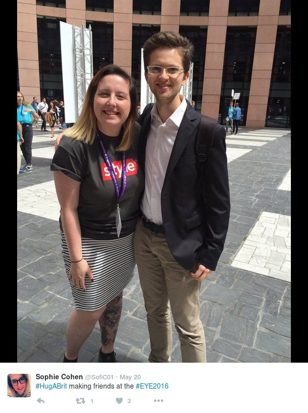 Κάνουν το κίνημα της αγκαλιάς κατά του Brexit -«Μη φύγετε, σας αγαπάμε!» [εικόνες] | iefimerida.gr 4